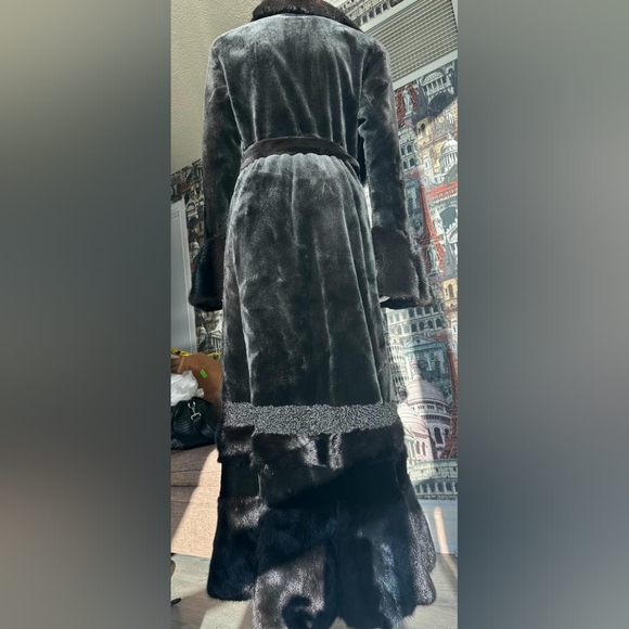 Black diamond Mink coat. - Picture 7 of 12